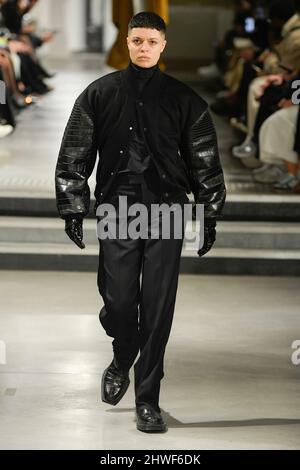 Paris, Frankreich. 04. März 2022. VTMNTS Herbst/Winter 2022-23 Start- und Landebahn während der Paris Fashion Week - Paris, Frankreich. 04/03/2022 Credit: dpa/Alamy Live News Stockfoto