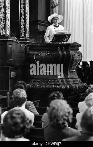 Fernsehkoch Fanny Cradock spricht von der Kanzel, St. Mary Woolnoth Church. 7.. August 1969. Stockfoto