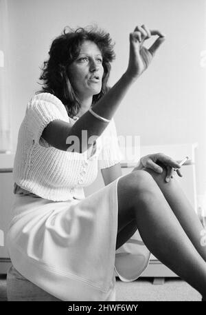 Germaine Greer, Autorin und Dozentin an der University of Warwick, hat in Kürze ein Buch mit dem Titel The Female Eunuch geschrieben. Unser Bild zeigt sie zu Hause in Kensington, London, am 18.. August 1970. Stockfoto