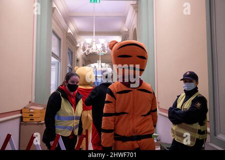 Przemysl, Polen. 05. März 2022. Freiwillige kleiden sich in Kostümen, um junge Flüchtlinge am Bahnhof zu unterhalten. Hunderttausende Flüchtlinge aus der Ukraine kommen am 10.. Tag der russischen Invasion weiterhin in die polnische Grenzstadt Przemysl. Kredit: SOPA Images Limited/Alamy Live Nachrichten Stockfoto