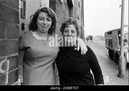 Irische Nachbarn in Aston, Birmingham, West Midlands. 15.. August 1969. Stockfoto