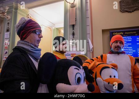 Przemysl, Polen. 05. März 2022. Freiwillige kleiden sich in Kostümen, um junge Flüchtlinge am Bahnhof zu unterhalten. Hunderttausende Flüchtlinge aus der Ukraine kommen am 10.. Tag der russischen Invasion weiterhin in die polnische Grenzstadt Przemysl. Kredit: SOPA Images Limited/Alamy Live Nachrichten Stockfoto