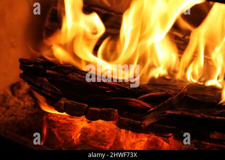 Nahaufnahme eines langsamen Holzfeuers. Stockfoto