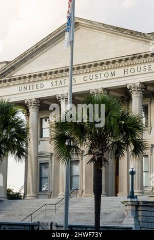 Frühe Republik Römische Wiederbelebung Architektur des United States Custom House in Charleston, South Carolina mit klassischen korinthischen geriffelten Säulen. Stockfoto