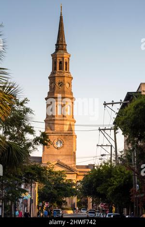 Der dreifache Portikus und der Giebel werden von einem Kirchturm in der St. überschattet Philips Episcopal Church in Charleston, South Carolina. Stockfoto