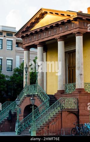 Charleston City Market in Charleston, South Carolina mit einem breiten Säulengang und zwei Treppen. Stockfoto