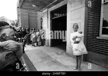 Katharine, Herzogin von Kent, verlässt das Kings College Hospital in Denmark Hill, London, mit ihrem sechs Tage alten Sohn Lord Nichola Windsor. Die Nachricht von der Geburt wurde an den Herzog in Zypern angerufen, wo er beim Royal Scots Grays Squadron dient. 31.. Juli 1970. Stockfoto