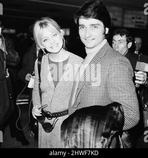 Goldie Hawn, amerikanische Schauspielerin mit Ehemann Gus Trikonis, am Flughafen London Heathrow, 29.. Januar 1970. Goldie ist in Großbritannien für die Gala-Europa-Premiere des Films Marooned, in dem sie nicht die Hauptrolle spielt, aber sie wird in Kürze im neuen Film Cactus Flower als Figur Toni Simmons auftreten. Stockfoto