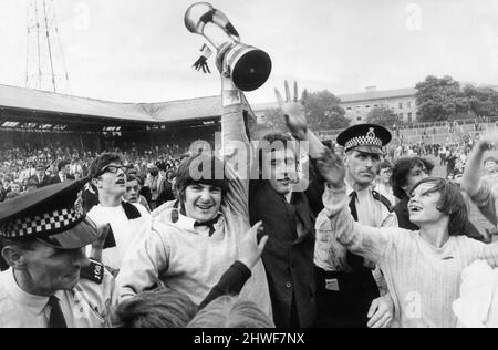 Newcastle United Homecoming nach dem Gewinn des 1969 Inter-Cities Fairs Cup mit einem Gesamtgewinn von 6-2 gegen den ungarischen Ujpest FC, Donnerstag, den 12.. Juni 1969. Unser Bild zeigt ... Die United-Stars Alan Foggon und Tommy Gibb zeigen den Newcastle-Fans die Trophäe im St. James Park. Stockfoto