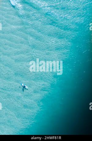 Top Down Luftaufnahme von Surfers auf kristallklarem Wasser Stockfoto