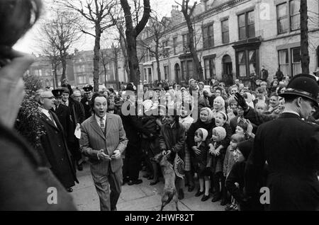 Der Komiker Ken Dodd eröffnet Wohnungen in der Ducie Street und der Beaconsfield Street, Toxteth, Liverpool. Zwei Häuser, eines in jeder Straße, wurden unter einem Team von Schutzhütten- und Planungsexperten zu Wohnungen umgebaut. Ken kommt in der Ducie Street an, um von einer großen Menschenmenge begrüßt zu werden. Straße. 7.. April 1970. Stockfoto