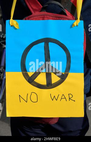 Nahaufnahme auf packard mit pacific-Schild auf ukrainischer gelbblauer Flagge. Protest gegen den Krieg in der Ukraine. Stockfoto
