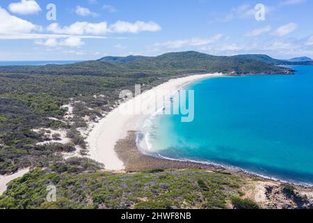 Die Luftaufnahme von Long Beach auf Queensland Great Keppell Island zeigt die erstaunlichen tropischen Strände in der Gegend. Stockfoto