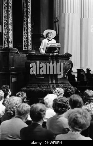 Fernsehkoch Fanny Cradock spricht von der Kanzel, St. Mary Woolnoth Church. 7.. August 1969. Stockfoto