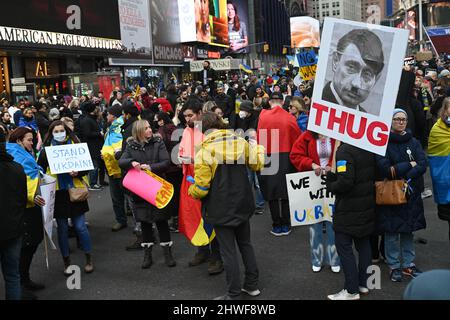 Hunderte von Demonstranten versammeln sich auf dem Times Square zu einer „Stand-with-Ukraine“-Kundgebung, um gegen die russische Invasion in der Ukraine am 5. März 2022 in New York zu protestieren. Stockfoto