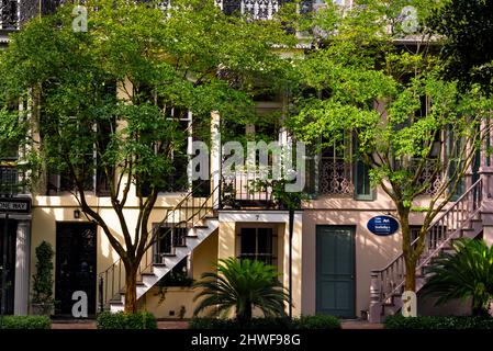 Stadthaus im historischen Viertel von Savannah, Georgia mit seitlichen Treppen zur oberen Veranda. Stockfoto