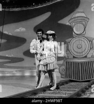 Tom Jones und Raquel Welch am Set von „This is...Tom Jones“. 11.. Januar 1970. Stockfoto