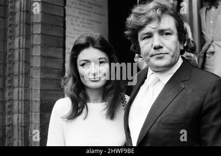 Albert Finney heiratet die französische Schauspielerin Anouk Aimee im Kensington Registry Office. Nach der Zeremonie verließ die Braut das Registerbüro ohne Ring, es gab auch keinen Empfang und keine Flitterwochen - ihr einziges Zugeständnis an die Tradition war ein bester Mann, der Schauspieler Michael Medwin war. 7.. August 1970. Stockfoto