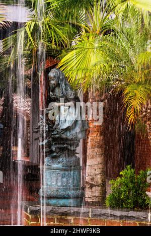 Brunnen und Statue eines Mädchens, das Schmetterlinge auf der Savannah Riverwalk Promenade in Georgia jagt. Stockfoto