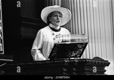 Fernsehkoch Fanny Cradock spricht von der Kanzel, St. Mary Woolnoth Church. 7.. August 1969. Stockfoto