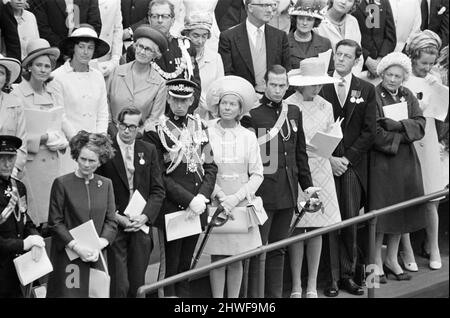 Gäste, darunter der Herzog und die Herzogin von Kent, bei der Investitur von Prinz Charles im Caernarfon Castle. Caernarfon, Wales. 1.. Juli 1969. Stockfoto