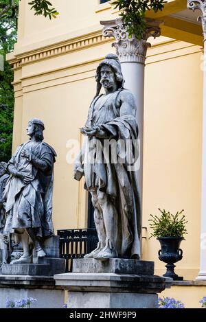 Statuen von Raphael und Phidias von Victor Tilgner an der Telfair Academy of Arts and Sciences in Savannah, Georgia. Stockfoto