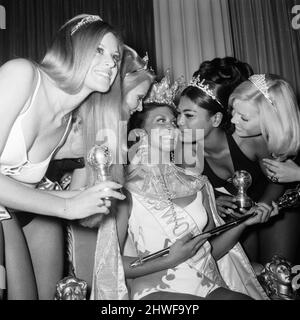 Miss World Beauty Competition in der Royal Albert Hall, London, Freitag, 20.. November 1970, wird Jennifer Hosten aus Grenada zur Miss World 1970 gekürt. Stockfoto