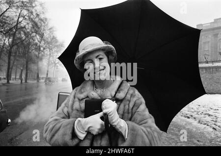 Investituren am Buckingham Palace. Vera Lynn geht mit ihrem O.B.E. 11.. Februar 1969. Stockfoto