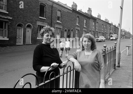 Irische Nachbarn in Aston, Birmingham, West Midlands. 15.. August 1969. Stockfoto