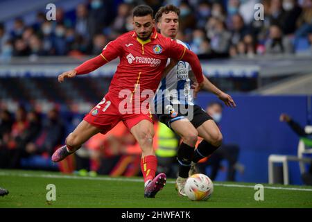 Barcelona, Spanien, 5. März 2022. Iglesias (21) von Getafe CF (links) steht mit Adria Pedrosa (3) von RCD Espanyol während des spanischen La Liga-Spiels zwischen RCD Espanyol und Getafe CF im RCDE-Stadion. Kredit: Rosdemora/Alamy Live Nachrichten Stockfoto