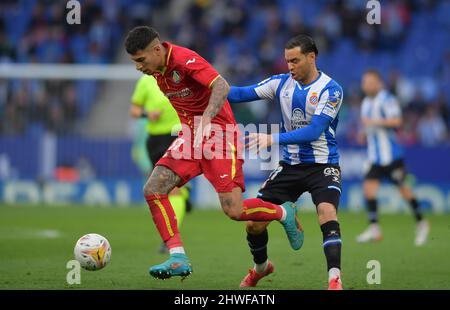 Barcelona, Spanien, 5. März 2022. M.Olivera (17) von Getafe CF dribbelt RDT (11) von RCD Espanyol während des spanischen La Liga-Spiels zwischen RCD Espanyol und Getafe CF im RCDE-Stadion. Kredit: Rosdemora/Alamy Live Nachrichten Stockfoto