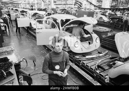 Feature über Jugendliche, die in Deutschland leben. Bild zeigt: Der neunzehnjährige Reinhard Brandl, der gerade seine Ausbildung absolviert hat, im Bild bei der Arbeit in den riesigen Volkswagen-Werken in Wolfsburg. 11.. März 1970. Stockfoto