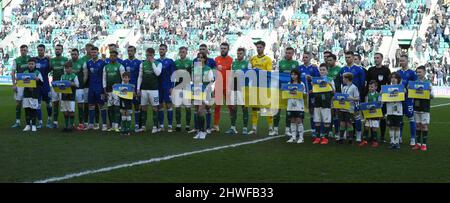 Easter Road Stadium, Edinburgh.Schottland UK.5.. März 22 Hibernian vs St Johnstone Cinch Premiership Match. Die Spieler zeigen ihre Unterstützung für die Ukraine . Kredit: eric mccowat/Alamy Live Nachrichten Stockfoto