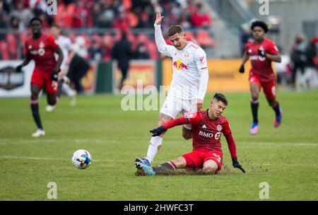 Toronto, Kanada. 5. März 2022. Kadin Chung (R, vorne) des FC Toronto steht mit Patryk Klimala (L, vorne) der New York Red Bulls während des Major League Soccer (MLS)-Spiels 2022 zwischen dem FC Toronto und den New York Red Bulls auf dem BMO-Feld in Toronto, Kanada, am 5. März 2022 gegenüber. Quelle: Zou Zheng/Xinhua/Alamy Live News Stockfoto