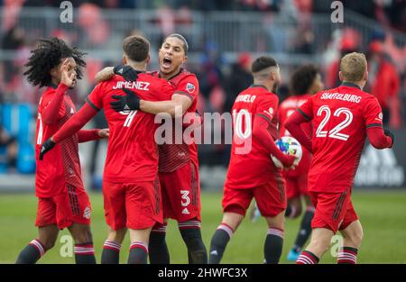 Toronto, Kanada. 5. März 2022. Spieler des FC Toronto feiern den Torreigen beim Major League Soccer (MLS)-Spiel 2022 zwischen dem FC Toronto und den New York Red Bulls am BMO Field in Toronto, Kanada, 5. März 2022. Quelle: Zou Zheng/Xinhua/Alamy Live News Stockfoto