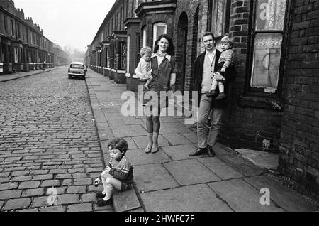 Slum-Wohnungen in Salford, Greater Manchester. 30.. Januar 1970 Stockfoto