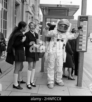 Spaceman in den Londoner Straßen. Jonathan Bosley, gekleidet in einen Space-man-Anzug, wie er von den Astronauten auf Apollo 11 bei der Mondlandung verwendet wurde. Er ist auf dem Weg zum Flughafen London, um nach Brüssel zu fliegen, um einen Vortrag von Dr. Harry Thomas von Courtaulds über „Textilien in der Raumfahrt“ zu illustrieren. London. 23.. September 1969. Stockfoto