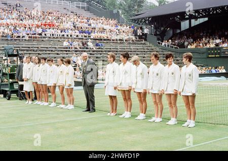 Der Wightman Cup 1970 war die Ausgabe 42. des jährlichen Tennisturniswettbewerbs der Frauen zwischen den Vereinigten Staaten und Großbritannien. Es fand im All England Lawn Tennis and Croquet Club in London in England im Vereinigten Königreich statt.die Vereinigten Staaten von Amerika schlugen Großbritannien 4-3. (Bild) Vereinigte Staaten von Amerika & Großbritannien posieren für Fotos. Circa Juni 1970 Stockfoto