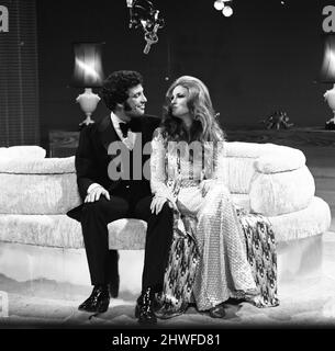 Tom Jones und Raquel Welch am Set von „This is...Tom Jones“. 11.. Januar 1970. Stockfoto