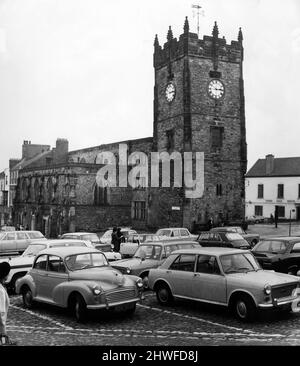 Holy Trinity Church, Market Place, Richmond. Seit fast einem Jahrhundert hat das Green Howards Richmond als sein ständiges Zuhause und im Jahr 1970 war es in Gesprächen, um diese Kirche als Regimentshauptsitz und Museum zu nutzen. Die Kirche war als Überschuss zu den diözesanen Anforderungen erklärt worden. Es enthält jetzt die kleine Kapelle der Heiligen Dreifaltigkeit, die noch in Gebrauch ist und der Großteil des Gebäudes beherbergt das Green Howard Regimental Museum. 25.. November 1970. Stockfoto