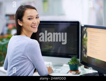 Straffung des Projekts für optimale Effizienz. Aufnahme einer attraktiven jungen Frau, die an ihrem Arbeitsplatz im Büro sitzt. Stockfoto