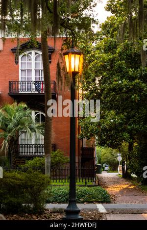 Italienische Architektur und französische Fenster und Balkone des Hauses Mercer Williams in Savannah, Georgia. Stockfoto