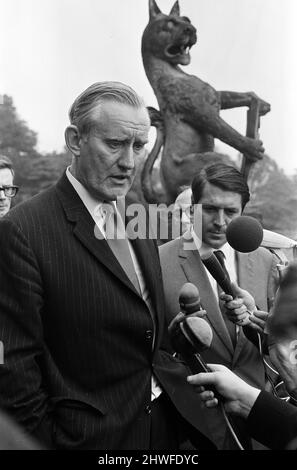 Der nordirische Premierminister James Chichester-Clark hält nach den Unruhen in Ulster eine Pressekonferenz in Stormont ab. 15.. August 1969. Stockfoto