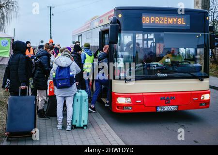 Medyka, Karpatenland, Polen. 3. März 2022. Ukrainer, die vor der russischen Invasion flohen, sahen in einem Bus einsteigen.Polnisch-ukrainischer Grenzübergang in Medyka. Seit Beginn der russischen Invasion in der Ukraine sind rund 700.000 Menschen nach Polen geflohen, um dem Krieg zu entkommen. Trotz erheblicher Fehlinformationen und isolierter Vorfälle werden ukrainische Flüchtlinge mit Empathie, Hilfe und Verständnis begrüßt, aber viele humanitäre Experten deuten darauf hin, dass bei einem so großen Zustrom von Menschen in wenigen Wochen eine Krise eintreten könnte. (Bild: © Filip Radwanski/SOPA Images via ZUMA Press Wire) Stockfoto