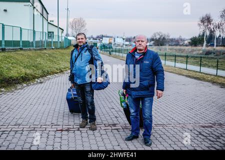 Medyka, Karpatenland, Polen. 3. März 2022. Viktor und sein Kollege kehren in ihr Heimatland Ukraine zurück, um sich der Armee anzuschließen und gegen die russische Invasion zu kämpfen.polnisch-ukrainischer Grenzübergang in Medyka. Seit Beginn der russischen Invasion in der Ukraine sind rund 700.000 Menschen nach Polen geflohen, um dem Krieg zu entkommen. Trotz erheblicher Fehlinformationen und isolierter Vorfälle werden ukrainische Flüchtlinge mit Empathie, Hilfe und Verständnis begrüßt, aber viele humanitäre Experten deuten darauf hin, dass bei einem so großen Zustrom von Menschen in wenigen Wochen eine Krise eintreten könnte. (Kreditbild Stockfoto