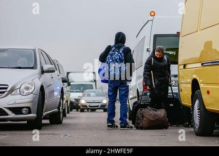 Medyka, Karpatenland, Polen. 3. März 2022. Ukrainische Flüchtlinge am Grenzübergang.Polnisch-ukrainischer Grenzübergang in Medyka. Seit Beginn der russischen Invasion in der Ukraine sind rund 700.000 Menschen nach Polen geflohen, um dem Krieg zu entkommen. Trotz erheblicher Fehlinformationen und isolierter Vorfälle werden ukrainische Flüchtlinge mit Empathie, Hilfe und Verständnis begrüßt, aber viele humanitäre Experten deuten darauf hin, dass bei einem so großen Zustrom von Menschen in wenigen Wochen eine Krise eintreten könnte. (Bild: © Filip Radwanski/SOPA Images via ZUMA Press Wire) Stockfoto