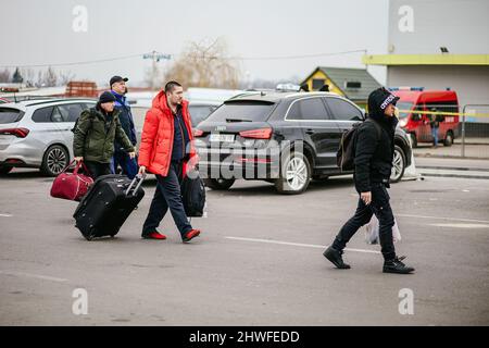 Medyka, Karpatenland, Polen. 3. März 2022. Ukrainische Männer kommen in ihre Heimat, um gegen die russische Invasion zu kämpfen.polnisch-ukrainischer Grenzübergang in Medyka. Seit Beginn der russischen Invasion in der Ukraine sind rund 700.000 Menschen nach Polen geflohen, um dem Krieg zu entkommen. Trotz erheblicher Fehlinformationen und isolierter Vorfälle werden ukrainische Flüchtlinge mit Empathie, Hilfe und Verständnis begrüßt, aber viele humanitäre Experten deuten darauf hin, dass bei einem so großen Zustrom von Menschen in wenigen Wochen eine Krise eintreten könnte. (Bild: © Filip Radwanski/SOPA Bilder via Stockfoto