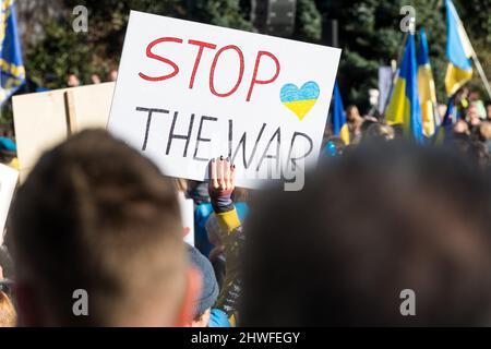 Seattle, USA. 5. März 2022. Demonstranten auf der Space Needle während des Standes bei der Ukraine-Rallye. Der ukrainische Marsch und die Kundgebung in Seattle gegen den russischen Krieg wurden von der Ukrainischen Vereinigung des Staates Washington organisiert. Die Menschen haben sich versammelt, um sich zu versammeln und um Unterstützung für den Kampf der Ukraine um ihre Heimat zu marschieren, während Russland das Land weiterhin mit Munitionsbombardierungen bombardiert. James Anderson/Alamy Live News Stockfoto