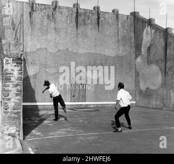 The Handball Court in Nelson, Glamorgan, South Wales, 8.. August 1969. Der dreimauerte Hof steht seit 1860 in der Stadt. Stockfoto