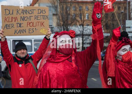 Berlin, Deutschland. 5. März 2022. Mehrere Aktivisten der Gruppe Extinction Rebellion blockierten am 5. März 2022 die Marshallbrücke, Marschallbrücke, die sich über der Spree im Berliner Bezirk Mitte in der Nähe des Hauptstadtstudios der ARD befindet. Unter dem Motto 1,5 Grad ist tot, fanden ähnliche Aktionen gleichzeitig in anderen deutschen Städten statt. (Bild: © Germany: Extinction Rebellion BL/PRESSCOV via ZUMA Press Wire) Stockfoto